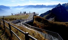 Wanderer geniessen den Ausblick vom Hohen Kasten bei traumhaftem Bergwetter. (Bild: Doris Sieber)