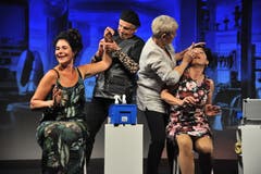 Die «Kalender Girls» werden fürs anstehende Fotoshooting zurechtgemacht. (Bild: Urs Hanhart (Altdorf, 24. Oktober 2018))