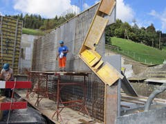 Schalung der ersten Flügelmauer beim Reservoir Gubermatt am 23. September 2018. (Bild:PD)