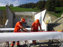 Bespannen einer Schalung fürs Reservoir Gubermatt mit einem Spezialflies, um einen porenfreien Beton zu erreichen. (Bild: PD, Sarnen, 8. Oktober 2018).