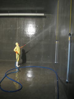 Reinigung der neuen Reservoirkammer Talen am 7. April 2013. (Bild: PD)