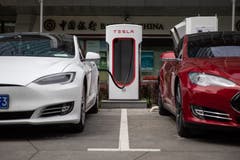 Erstmals seit zwei Jahren hat der Elektro-Auto-Pionier Tesla ein Quartal mit schwarzen Zahlen beendet. Unter dem Strich stand ein Überschuss von 312 Millionen Dollar. (Bild: Roman Pilipey/Epa)