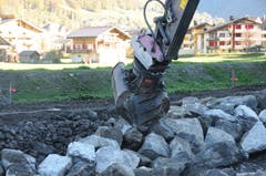 Das Versetzen der Blöcke für die Blocksatz-Uferböschung erfordert höchst präzises Arbeiten des Baggerführers. (Bild: Philipp Unterschütz, Engelberg, 26. Oktober 2018)