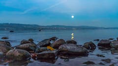 Untergehender, voller Mond über dem Sempachersee (Bild: Stefan Kunz)