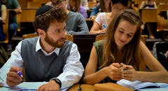 Die Filmkritik schwärmt vom neuen Spielfilm des Schweizer Regisseurs Michael Steiner. Mit der Verfilmung des Bestsellerromans «Wolkenbruchs wunderliche Reise in die Arme einer Schickse» ist ihm eine herzhafte Liebeskomödie gelungen. (Bild: PD)