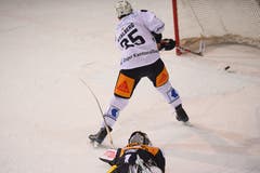 Viktor Stalberg (Zug) trifft zum 0:1 gegen Torhüter Benjamin Conz. (Bild: Alessandro Crinari/Keystone)