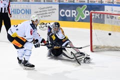 Viktor Stalberg (Zug) gegen Torhueter Benjamin Conz (Ambri).(Bild: Michela Locatelli/freshfocus)