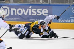 Dominic Zwerger (Ambri) gegen Fabian Schnyder (Zug).(Bild: Michela Locatelli/freshfocus)