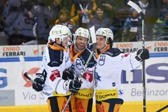 Viktor Stalberg (Mitte, Zug) jubelt nach dem Tor zum 0:1. (Bild: Michela Locatelli/freshfocus)