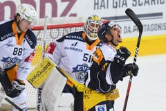 Ambris Fabio Hofer feiert das 1:1. (Bild: Alessandro Crinari/Keystone)