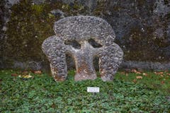 Die als «erhaltenswert» inventarisierten Grabsteine sind durch ein kleines Schild gekennzeichnet.