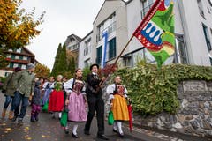 Die Älplergesellschaft zieht auf den Dorfplatz ein. (Bild: Edi Ettlin (Buochs, 28. Oktober 2018))