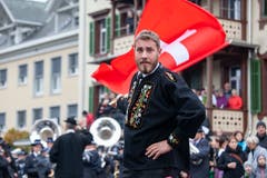 Vorsteller Patrick Risi hat seinen Auftritt als Fahnenschwinger. (Bild: Edi Ettlin (Buochs, 28. Oktober 2018))