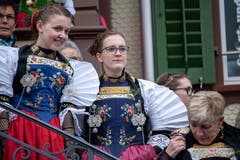 Die Älplerfrauen lauschen den Älplersprüchen. (Bild: Edi Ettlin (Buochs, 28. Oktober 2018))