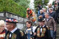 Wo andere zu Fuss gehen, nimmt das Butziweib natürlich das Velo. (Bild: Edi Ettlin (Buochs, 28. Oktober 2018))