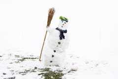 Wohl einer der ersten Schneemänner des Jahres. (Bild: Anthony Anex/Keystone (Adelboden, 28. Oktober 2018))