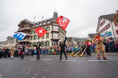 Die Fahnenschwinger zeigen vor der «Krone», was sie drauf haben. (Bild: Edi Ettlin (Buochs, 28. Oktober 2018))