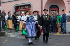 Die Älplergesellschaft zieht auf den Dorfplatz ein. (Bild: Edi Ettlin (Buochs, 28. Oktober 2018))