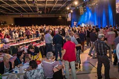 Riesenstimmung im Saal (hier bei Stefan Roos), der mit 1700 Zuschauern ausverkauft ist. (Bild: Christian H. Hildebrand (Baar, 27. Oktober 2018))