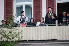 Hauptmann Christoph Gehrig (rechts) beobachtet das Treiben vom Balkon aus. (Bild: Edi Ettlin (Buochs, 28. Oktober 2018))