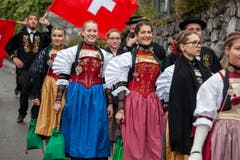 Die Älplergesellschaft zieht auf den Dorfplatz ein. (Bild: Edi Ettlin (Buochs, 28. Oktober 2018))