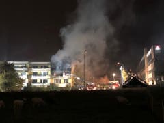 Der Rauch des Brandes ist weithin sichtbar. (Bild: Flurina Valsecchi, 28. Oktober 2018)