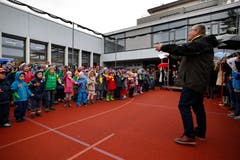 Neuheimer Schüler singen zur Einweihung. (Bild: Stefan Kaiser (Neuheim, 27. Oktober 2018))