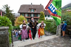 Nach dem Mittagessen zieht die Älplergesellschaft zur Dankandacht in die Kirche. (Bild: Edi Ettlin (Buochs, 28. Oktober 2018))