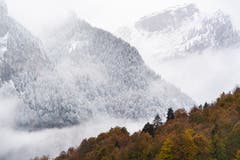 Frisch verschneite Landschaft bei Guendlischwand. (Bild: Anthony Anex/Keystone (28. Oktober 2018)