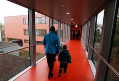Über eine Passerelle sind die beiden Schulhäuser verbunden. (Bild: Stefan Kaiser (Neuheim, 27. Oktober 2018))