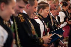 Nach dem Mittagessen besuchen die Älpler die Dankandacht in der Kirche.Bild: Edi Ettlin (Buochs, 28. Oktober 2018)