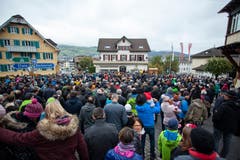 Während dem Älplerspruch ist der Dorfplatz voll von Zuschauern. (Bild: Edi Ettlin (Buochs, 28. Oktober 2018))