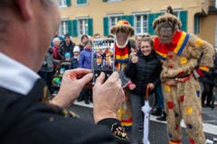 Zu den moderneren Aufgaben der Butzi gehört das Posieren für Handyfotos. (Bild: Edi Ettlin (Buochs, 28. Oktober 2018))