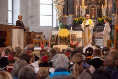 Pfarrer Josef Zwyssig begrüsst die Älpler zur Dankandacht. (Bild: Edi Ettlin (Buochs, 28. Oktober 2018))
