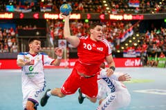 Der Serbe Nemanja Ilic (links) kann Luka Maros (am Ball) nicht aufhalten. Bild: Marc Schumacher/Freshfocus (Zug, 28. Oktober 2018)