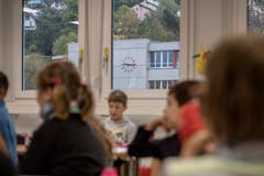 Die Schülerinnen und Schüler erhielten gleich zu Beginn eine Deko-Aufgabe. (Bild: Pius Amrein (Ebikon, 29. Oktober 2018))