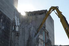 Danach macht sich der Bagger wieder ans Werk. Stück für Stück wird das Silogebäude abgetragen. (Bild: Sandro Büchler)