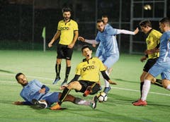 Kämpferisch: Die Zuger (Aleksandar Vasic, links) haben Baar (Arijon Atashi, im Fallen) noch abgefangen. (Bild: Stefan Kaiser (Zug, 23. Oktober 2018))