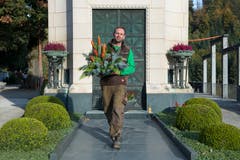 Ole Meyer von der Gärtnerei Heini mag das kreative Arbeiten. (Bild: Dominik Wunderli, Luzern, 25. Oktober 2018)