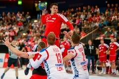 Der Stadtluzerner Andy Schmid (am Ball): Der Spielmacher setzt sich gegen seine serbischen Kontrahenten Zivan Pesic und Miljan Pusica durch.Bild: Marc Schumacher/Freshfocus (Zug, 28. Oktober 2018)