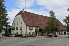 Altes Bauernhaus zusammengebaut mit Scheune, unter grossem Dach mit durchgehender First. (Bild: Josef Habermacher (Mariastein, 29. Oktober 2018))