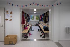 Ja, auch eine Garderobe hats - und noch die eine oder andere Zügelbox. (Bild: Pius Amrein (Ebikon, 29. Oktober 2018))