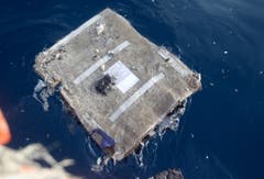 Teil eines Flugzeugsitzes schwimmt im Meer. (Bild: EPA/STR)
