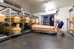 Roland Zurkirch holt einen Sarg aus dem Kühlraum im Krematorium Luzern. (Bild: Philipp Schmidli, Luzern, 16. Oktober 2018)