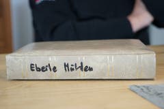 Er hat ein ganzes Album von seiner Arbeit als technischer Leiter der Eberle Mühlen hat Wirz angelegt. (Bild: Sandro Büchler)