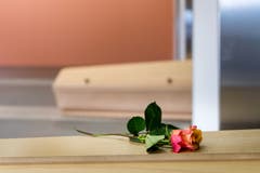 Angehörige geben ihren verstorbenen Familienmitgliedern manchmal Rosen oder Teddybären mit auf den letzten Weg. (Bild: Philipp Schmidli, Luzern, 16. Oktober 2018)