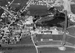 Rickenbach im Jahr 1967. Rechts wurde die Brücke fertiggestellt, aber die Strasse führt noch ins Nichts. (Bild: ETH-Bibliothek Zürich, Bildarchiv)