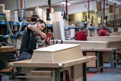 Pro Jahr stellt die Sargfabrik 28000 Särge her. (Bild: Pius Amrein, Beromünster, 22. Oktober 2018)