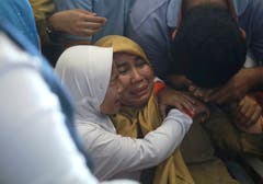 Angehörige der Passagiere des Fluges Lion Air JT-610 warten auf Neuigkeiten. (Bild: AP Photo/Hadi Sutrisno)