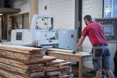 Auch wenn Roboter Teilarbeitsschritte ersetzen, sind die Schreiner der Sargfabrik unerlässlich. (Bild: Pius Amrein, Beromünster, 22. Oktober 2018)